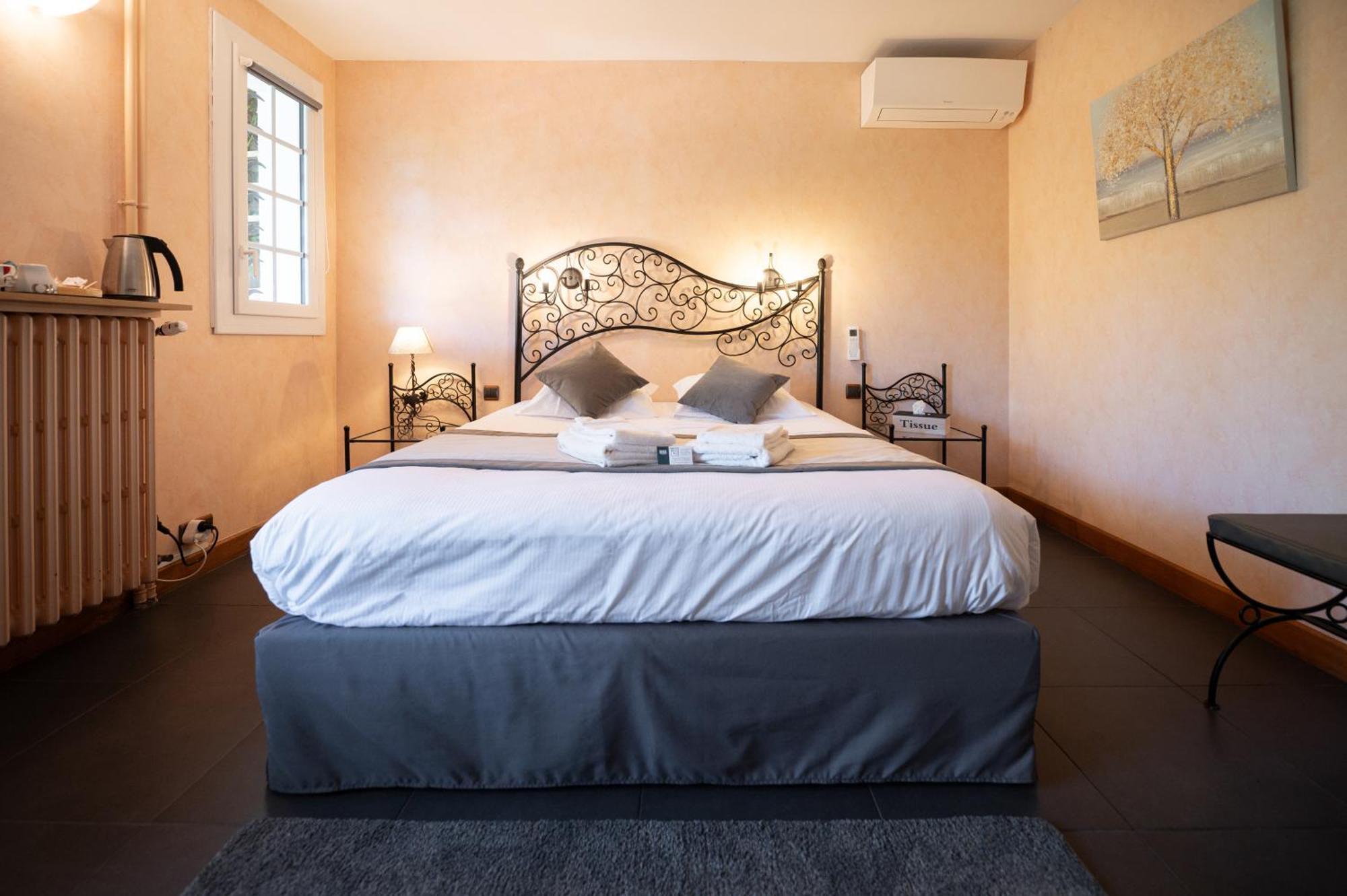 Logis Hotels - Hotel Restaurant Domaine Les Falaises Martel Rom bilde